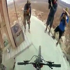 Ce cycliste parcourt un terrain en pente et accidenté.