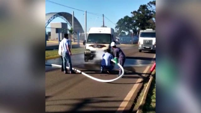 Veículo pega fogo às margens da BR-277