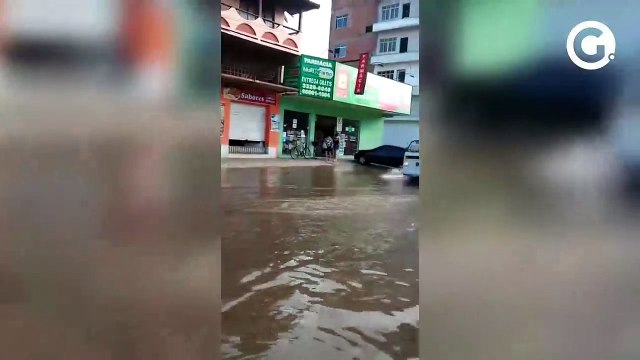 Morador registra alagamento no bairro Divino Espírito Santo na tarde desta terça-feira (26)