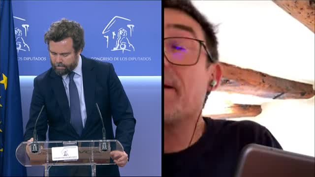 Espinosa de los Monteros reacciona con tensión a una pregunta sobre las agresiones a periodistas