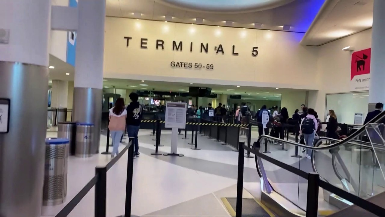 లాస్ ఏంజిల్స్ విమానాశ్రయం లోపల ఏమి ఉంటాయి?  ||  LA Airport’s Inside look  ||  Telugu Vlogs from USA
