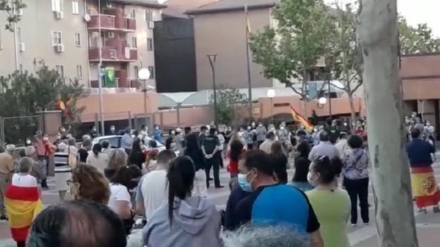 Decenas de personas protestan contra el Gobierno en Tres Cantos