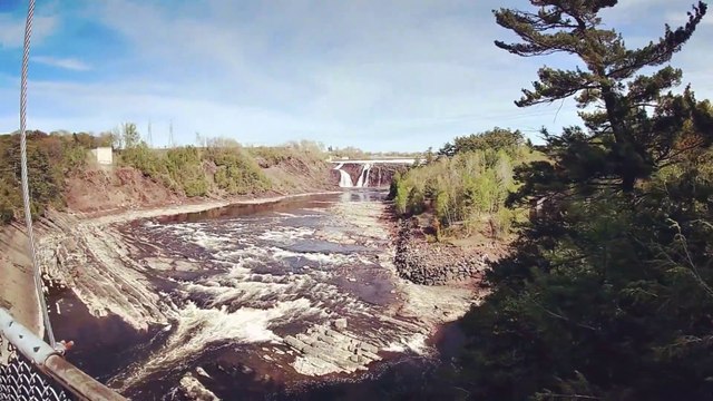 Un fou saute du pont (75 pieds) au Parc des Chutes-de-la-Chaudière!!! On va fermer l'accès au pont dans 3, 2, 1!