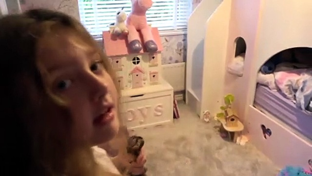 Isabella Fingindo Cortar o Cabelo da Sophia e Alice