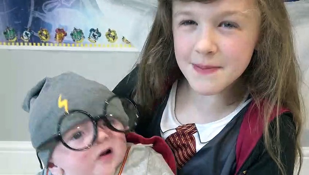 Sophia e Isabella Brincando de  Harry Potter e Mostrando seus Brinquedos do Harry Potter