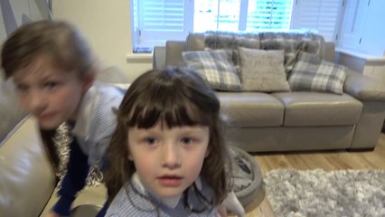 Sophia e Isabella Colando Fita Adesiva  na Porta do Quarto da Alice - Brincadeiras e Diversão