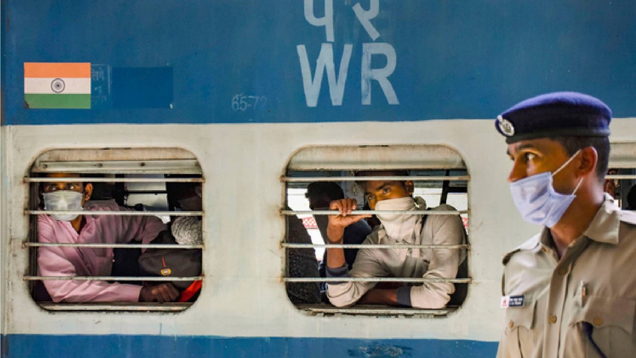 Nonstop: Thousands of migrant gathered at Lokmanya Terminus