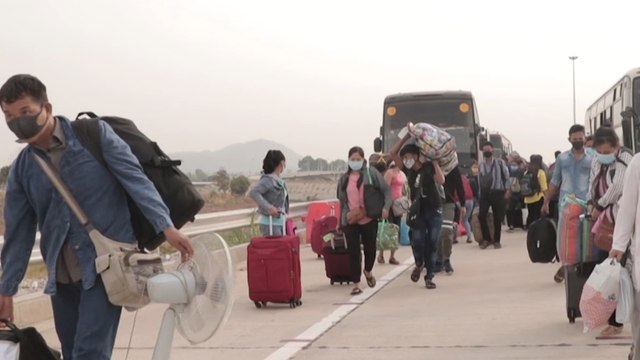 Myanmar migrant workers return from Thailand