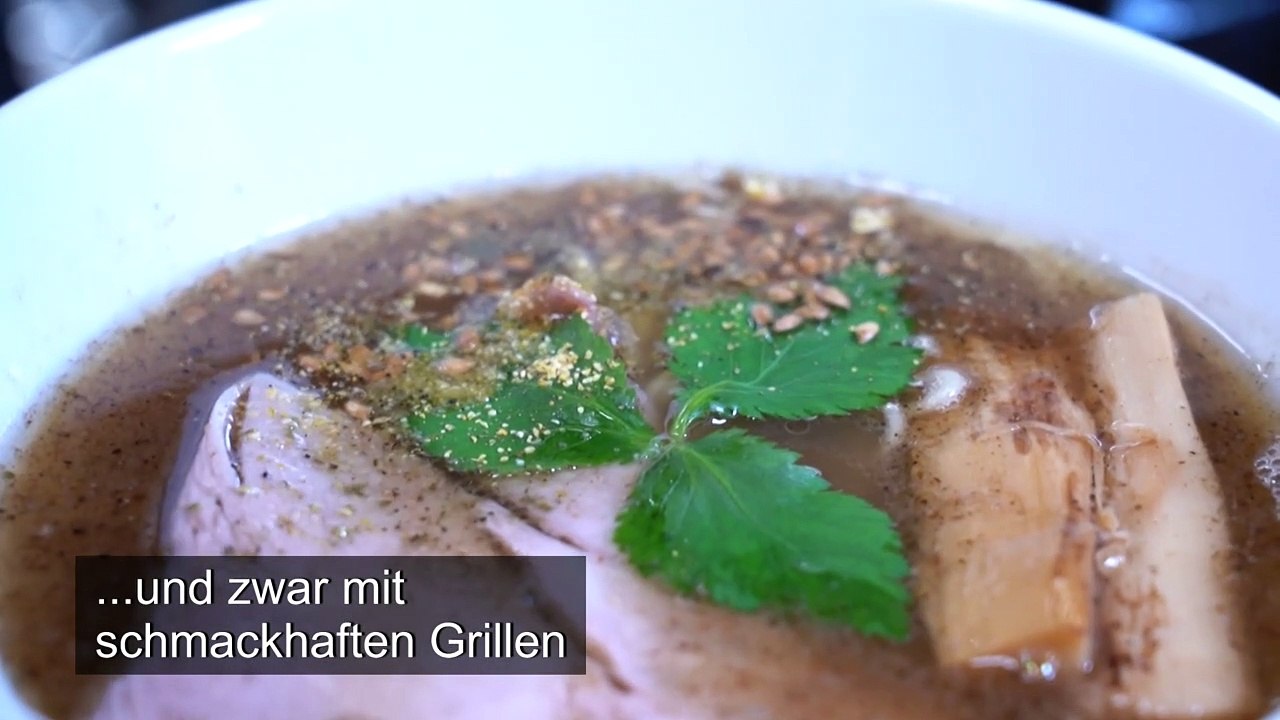 Lecker! Nudelsuppe mit frittierten Grillen