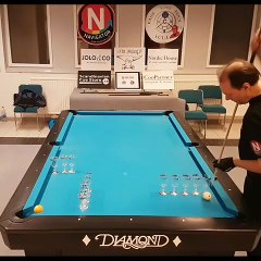 Verres, bouteilles, PQ... il joue au billard avec tout les objets !