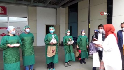 Pandemi doktorlarına ev yemekleri sürprizi