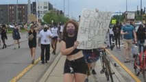 Miles protestan por la muerte de afroamericano a manos de policías en EE.UU