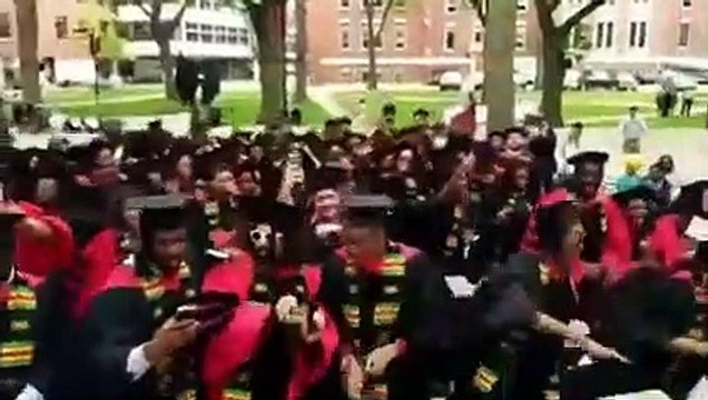 Extrait de la cérémonie de remise de diplôme dédiée aux étudiants noirs d'HarvardPour lire l'article : negronews.fr/une-ceremonie-de-remise-diplomes-uniquement-pour-les-etudiants-noirs-dharvard/#1fmyWPhgmgiiuoPZ.99