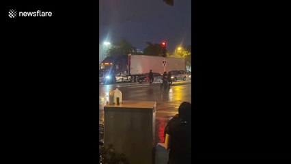 下载视频: Minneapolis police fire flash grenades and rubber bullets at protest over George Floyd's death