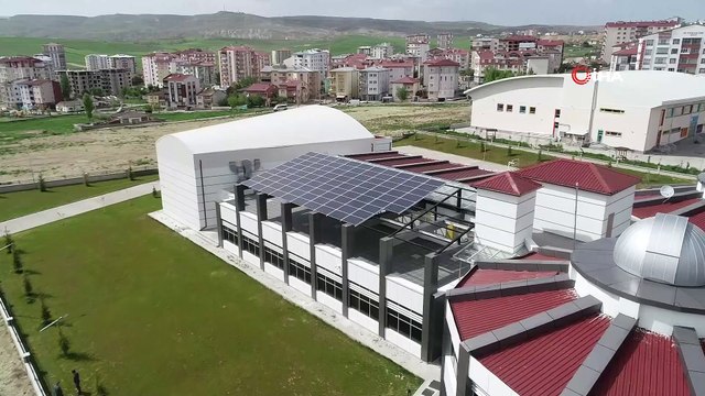 Bu okul elektriğini kendi üretiyor, suyunu kendi çıkarıyor
