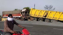 खड़े ट्रक में पीछे से दूसरे ट्रक ने मारी जोरदार टक्कर, ड्राइवर हुआ घायल
