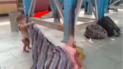 भूख से दम तोड़ चुकी मां को यूं जगाने की कोशिश करता रहा मासूम