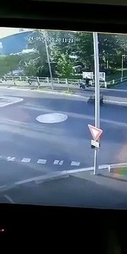 Ces personnes ivres chutent juste devant le commissariat