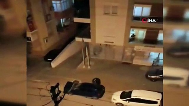 Genç kızların sokak ortasında saç saça, baş başa kavgası