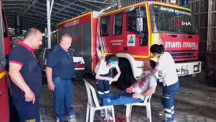 Artvin'de freni boşalan otomobil itfaiye araç parkına girdi...O anlar kamerada