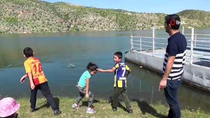 Kısıtlama 4 saatliğine kaldırıldı, Siirtli çocuklar su kenarına akın etti