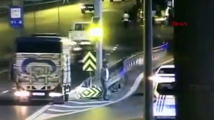 Bayrampaşa'da trafik polisine çarpıp kaçan araç kamerada