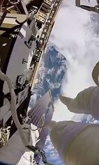 Voilà ce que ce que ça fait dans flotter de l'espace