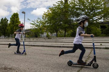 Jugar en la calle tras el confinamiento: la felicidad de dos hermanos