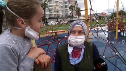 İzmir'de yağmur yağdı, parklar ve sahiller boş kaldı