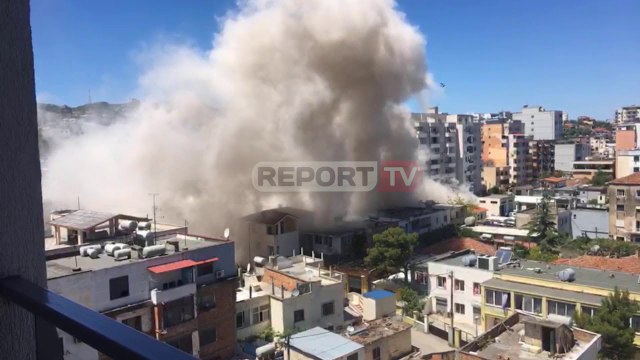 U dëmtua nga tërmeti/ Shembet me shpërthim të kontrolluar pallati 6-katësh në Durrës