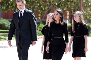 Así ha sido el minuto de silencio de los Reyes y sus hijas por las víctimas del coronavirus