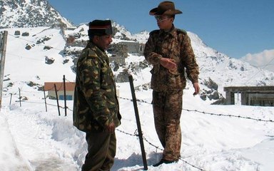 எல்லையில் 3 கி.மீ. தொலைவுக்குள் ஊடுருவிய சீன ராணுவம் ? | Oneindia Tamil