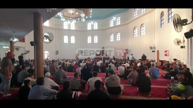 Fier/ Besimtarët myslimanë festojnë festën e Fiter Bajramit! Myftiu: Gëzuar për shumë vjet Bajramin