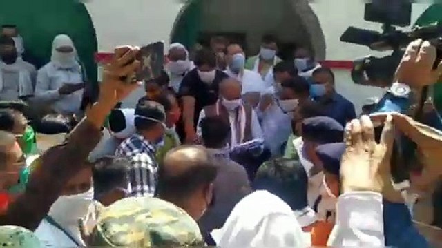 जनता को पाठ पढ़ा खुद सोशल डिस्टेंसिंग भूले मंत्री-नेता, बीजेपी- कांग्रेस के दिग्गजों के सामने हुई नियमों की अनदेखी