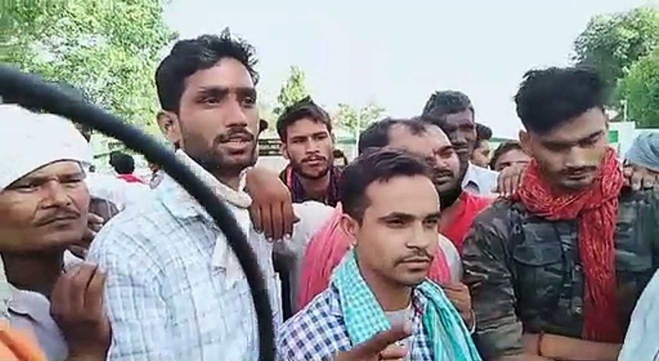 वेतन न दिए जाने के विषय मे मजदूरों ने किया धरना प्रदर्शन