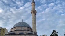 Ora News - Besimtarët myslimanë festojnë Fitër Bajramin, të ndarë në sheshe e xhami