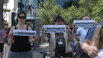 Ora News - Kufizimi i së dielës nuk ndalon protestat e shoqërisë civile: Hapni Shqipërinë