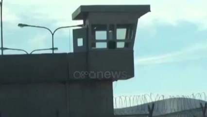 Ora News - I burgosuri var veten me çarçaf në tualetin e burgut të Fierit