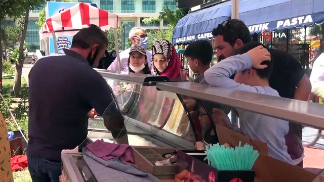 Kısıtlama sonrası vatandaşlar sokaklara akın etti