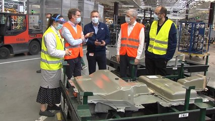 Feijóo visita la planta de PSA en Vigo