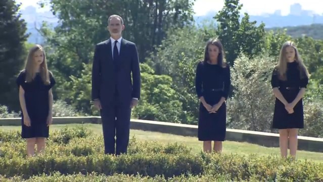 Los Reyes y sus hijas, de riguroso luto, rinden homenaje a las víctimas del coronavirus