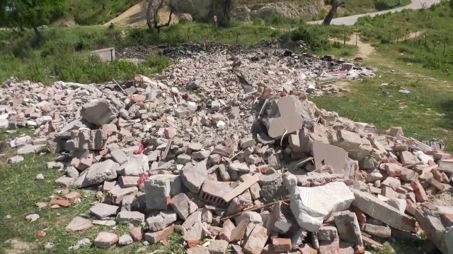 Inerte dhe mbetje urbane në kodrat e Yzberishtit, autorët i djegin për të humbur gjurmët