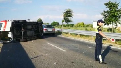 Top News - Ambulanca del nga rruga/ Lushnje, ndërron jetë pacienti