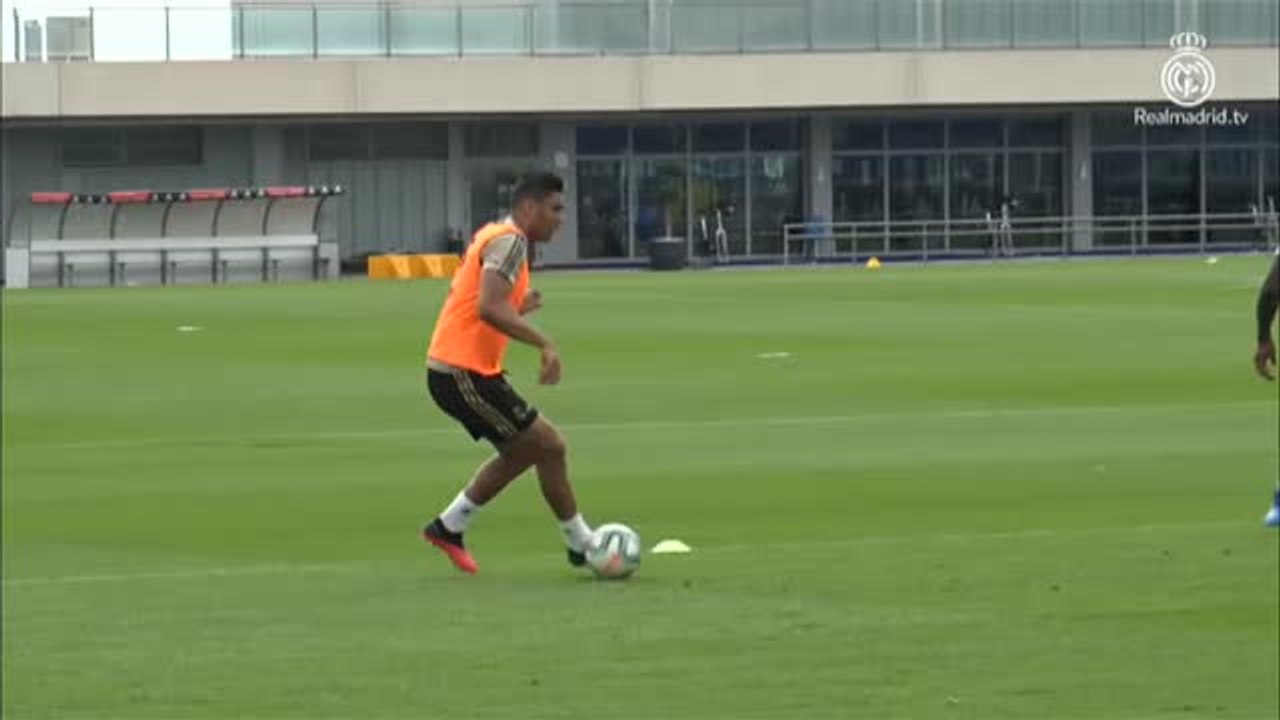 Todas las miradas en el entrenamiento del Real Madrid puestas en Casemiro por su renovación hasta 2023