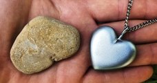 Cet homme a fabriqué un pendentif en forme de cœur avec un galet trouvé sur la plage