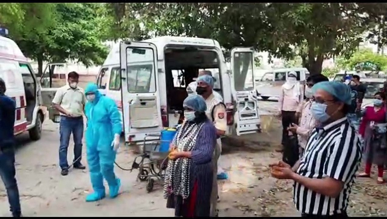 कोरोना संक्रमित मरीजों की पुष्पवर्षा व तालियां...