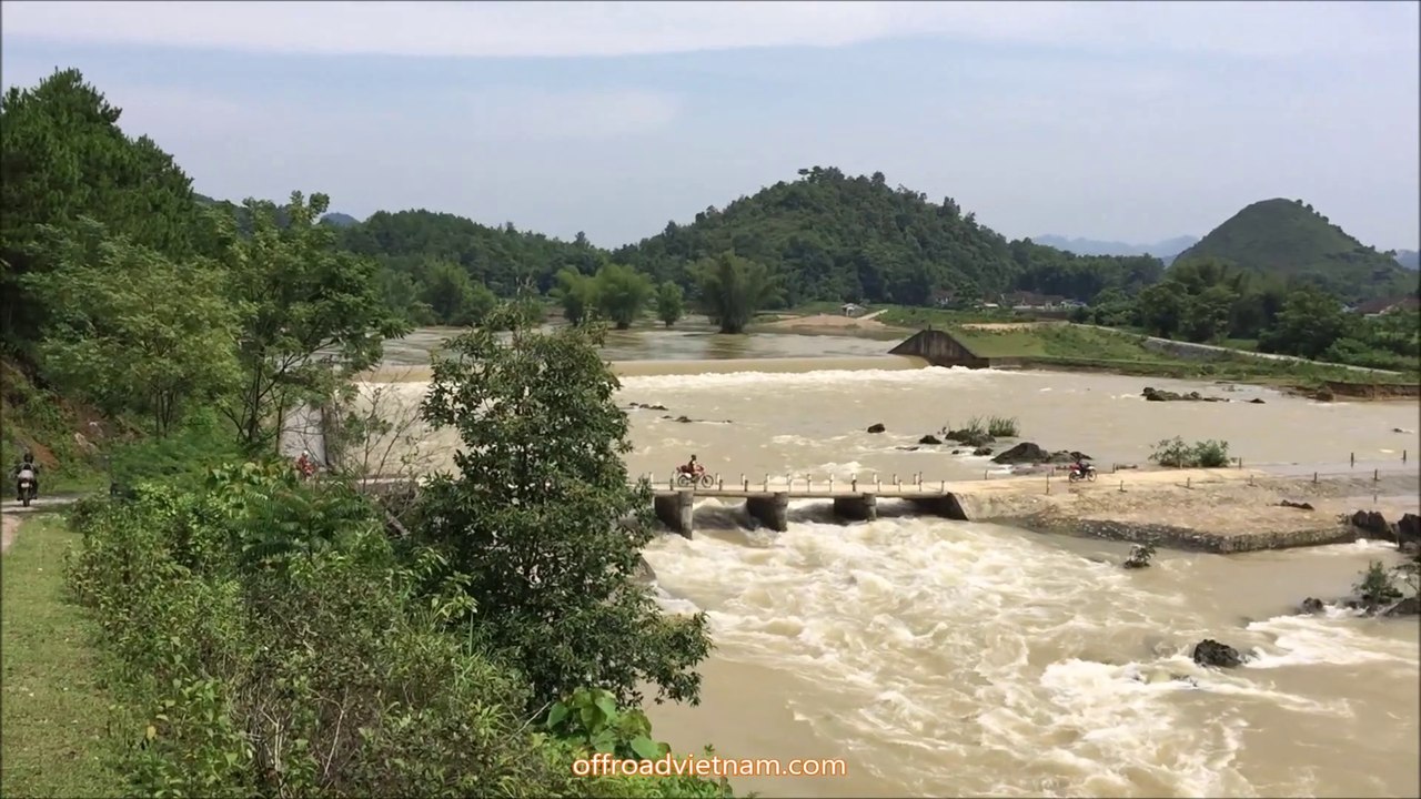 Les excursions en moto au Vietnam pendant la saison des pluies sont parfois amusantes. Cette route sera complètement inondée après chaque grosse pluie mais c'est la seule route à emprunter.