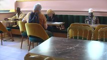 Una cafetería de Lugo utiliza maniquíes para separar las mesas e impulsar los comercios locales