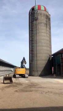 Ces ouvriers qui démolissent un silo maitrisent leur job à la perfection... risqué