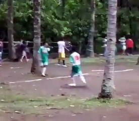 Un terrain de foot très bizarre en Indonésie !